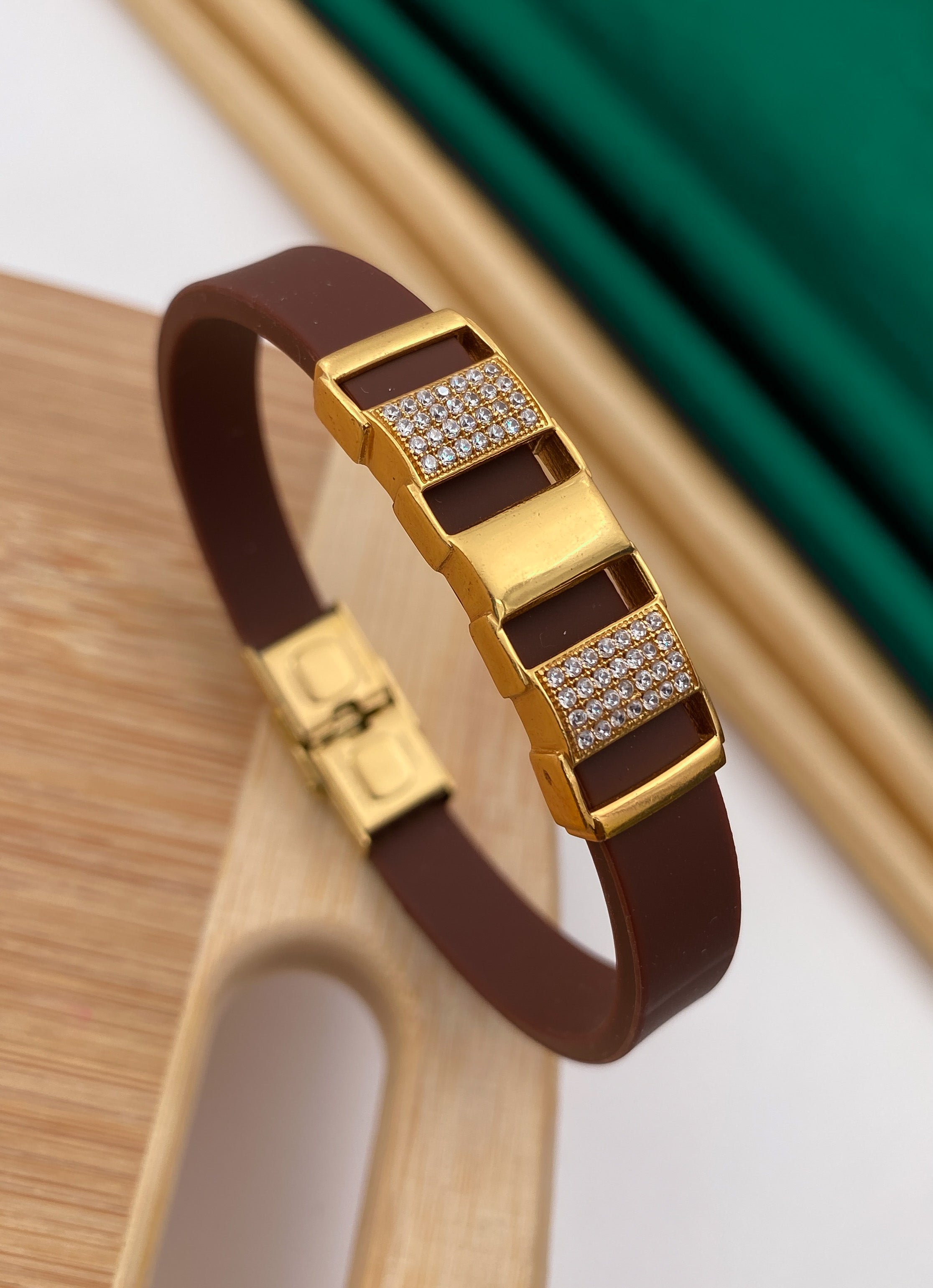 One by one stair gold plated diamonds in brown silicone bracelet for men